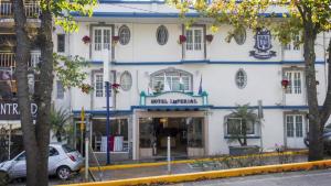 ein weißes Gebäude mit einem davor geparkt in der Unterkunft Hotel Imperial in Xalapa