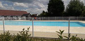 uma grande piscina com uma cerca em redor em Appartement à Bredene au rez-de-chaussée em Bredene