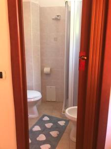 ein Badezimmer mit Toilette und Waschbecken in der Unterkunft Casal Baratz in Santa Maria la Palma + 39 Fotos