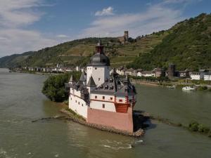 a castle in the middle of a river at Monteurwohnung Schinderhannes in Miehlen