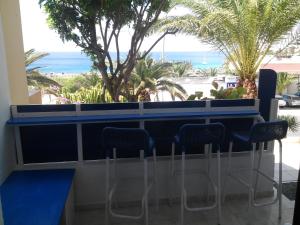 un bar con sillas y vistas al océano en Paradis, en Morro del Jable