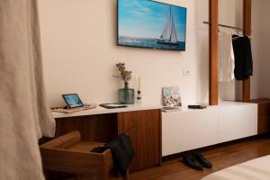 een kamer met een bureau en een laptop. bij Locanda Remare in Cesenatico