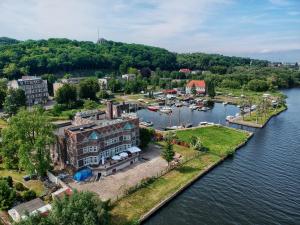 una vista aérea de una ciudad junto a un río en JACHTOWA Hotel i Restauracja en Szczecin