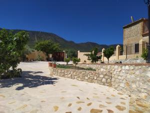 une passerelle en pierre à côté d'un mur en pierre dans l'établissement Cortijo Don Enrique, à Restábal