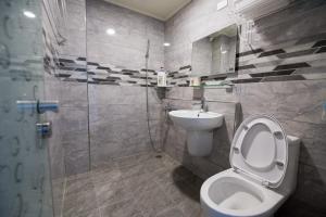 un baño con inodoro y lavabo en For you Bed and Breakfast, en Magong