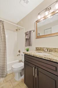 Ένα μπάνιο στο Plush Living next to Forest Park/BJC/Zoo/WashU