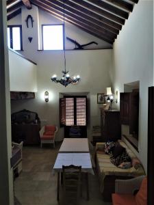 - un salon avec une table et un canapé dans l'établissement Cortijo Don Enrique, à Restábal
