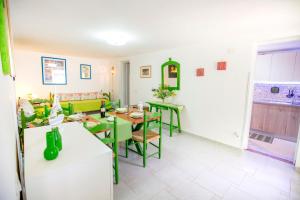 a kitchen and dining room with a table and chairs at Casa Bianca Rais Gerbi in Finale