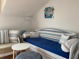 ラパッロにあるValter's Nestのベッド1台とソファが備わる小さな客室です。