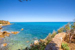 a view of the ocean from a cliff at Casa Bianca Rais Gerbi in Finale