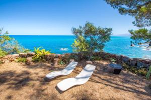 a group of white socks in front of the ocean at Casa Bianca Rais Gerbi in Finale