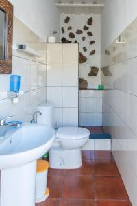 Koupelna v ubytování BEAUTIFUL COASTAL HOUSE ON A TRANQUIL ORGANIC FARM