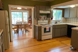 a kitchen with an oven and a table with chairs at Vans Yosemite Garden Cottage in Groveland