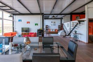 Χώρος καθιστικού στο Amazing Coast House On A Tranquil Organic Farm