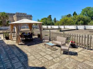 patio z altaną, stołem i krzesłami w obiekcie Casa di Marco w mieście Galatina