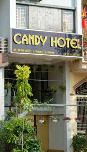 Candy Hotel في ها لونغ: علامة لفندق aancy على جانب المبنى