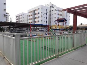 um parque com um parque infantil com uma montanha-russa em Aruana beach flat - seu apê na praia de Aruana, Aracaju! em Aracaju
