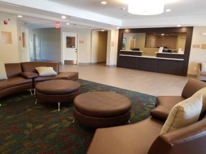 une salle d'attente avec des canapés et des tabourets dans un hôpital dans l'établissement Candlewood Suites - Davenport, an IHG Hotel, à Davenport