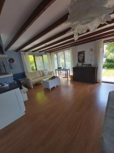 ein Wohnzimmer mit Sofa und Tisch in der Unterkunft Hineni in Oostvoorne