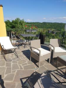 un patio con 4 sillas y una mesa con vistas en A 7 KM DA SALO' CASA DEL SOLE MANSARDA, en Gavardo