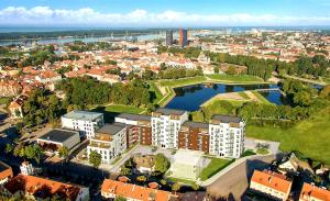 uma vista aérea de uma cidade com edifícios e um rio em Smeltale apartament 3 em Klaipėda