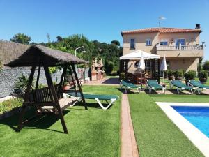 Bazén v ubytování Holiday Home Cardona nebo v jeho okolí