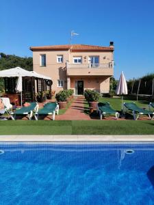 Bazén v ubytování Holiday Home Cardona nebo v jeho okolí