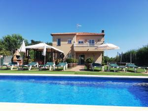 Bazén v ubytování Holiday Home Cardona nebo v jeho okolí