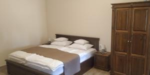 A bed or beds in a room at Toscana Apartman