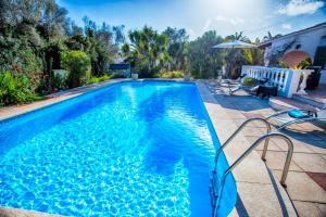 Der Swimmingpool an oder in der Nähe von Villa Cecylia