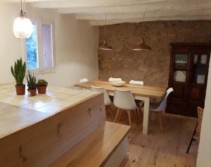 kuchnia i jadalnia ze stołem i krzesłami w obiekcie Cal Moreno w mieście Pratdip