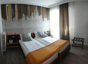a bedroom with a large bed in a room at Hotel Belvedere in Venice-Lido