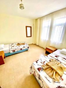 a bedroom with two beds and a window at Gera Apart Pontos in Kemer