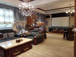 un salon avec des canapés et un écran de projection dans l'établissement Loving kinmen Homestay, à Jincheng