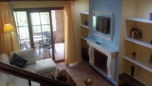 sala de estar con chimenea y TV en Duplex 6 pax con Wifi en Bahia Sur con parking y piscinas comunitarias, en San Fernando