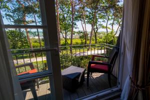 a balcony with a table and chairs on a porch at Strandhotel Fontana in Timmendorfer Strand