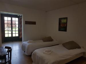 2 Betten in einem Zimmer mit Fenster in der Unterkunft Appartement avec Terrasse in Saint-Aubin-sur-Mer