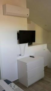 House Valun 42 في فالون: غرفة معيشة مع تلفزيون على الحائط