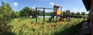 un parc avec une aire de jeux avec un toboggan dans l'établissement Agriturismo Mulino Bianco, à Lonato