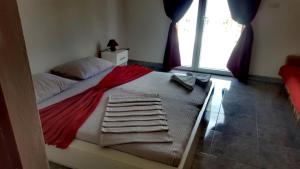 Ένα ή περισσότερα κρεβάτια σε δωμάτιο στο Apartments Ivica