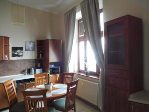 una cucina con tavolo, sedie e finestra di M10 Old Town Apartments Kosice a Košice