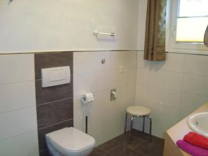 A bathroom at Haus Alexander Még 6 kép