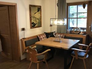 a dining room with a wooden table and chairs at Ferienwohnung Winklblick in Reit im Winkl