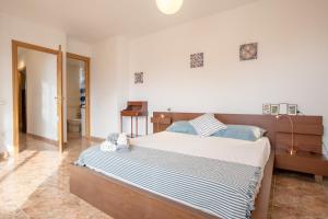 a bedroom with a large bed in a room at Splendid attic by MarCalma in Torredembarra