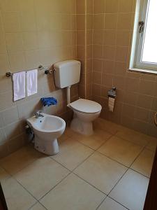 y baño con aseo y bidet. en Appartamento a Villapiana Lido en Villapiana