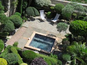 vistas panorámicas a un jardín con piscina en Les Buis de Lussan en Lussan
