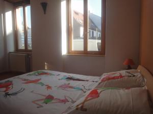 a bed with kites on it in a bedroom at Le jardin des remparts in Colmar