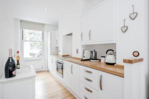 A kitchen or kitchenette at The white home near Kensington high st