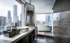 Guangzhou Elegant Hotel tesisinde bir banyo