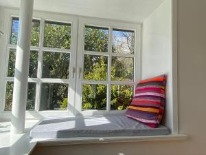 a window seat with a pillow in a room at Uns Landhus Tating in Tating